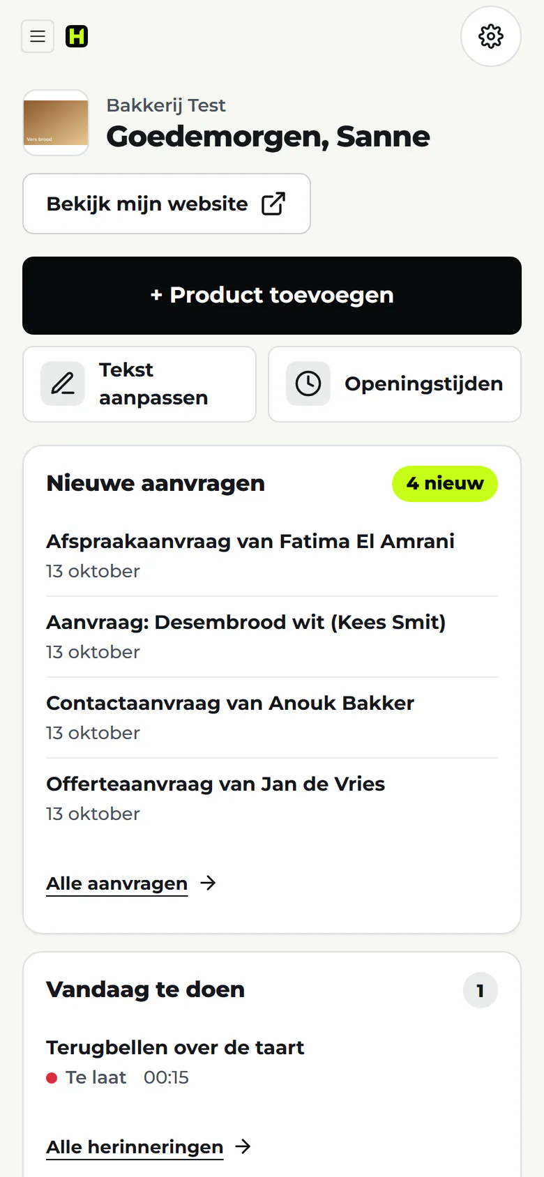 Hetzelfde dashboard op een telefoon: knoppen om een product toe te voegen, tekst aan te passen en openingstijden te wijzigen, met daaronder de nieuwe aanvragen.